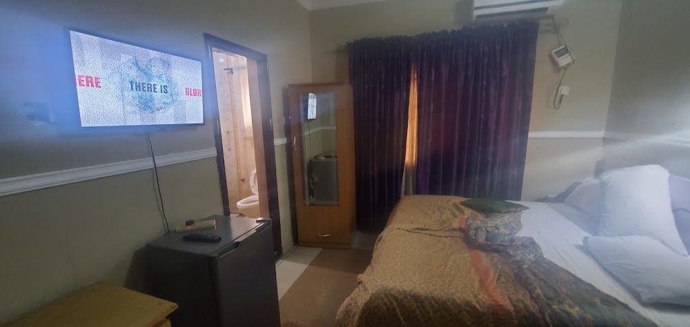 White plain suites and towers photo 2